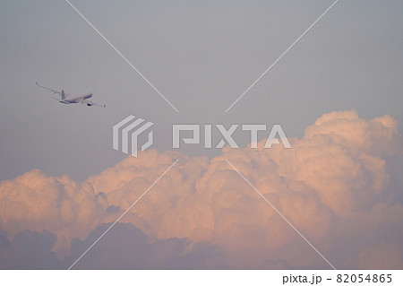 羽田空港を離陸した旅客機 82054865