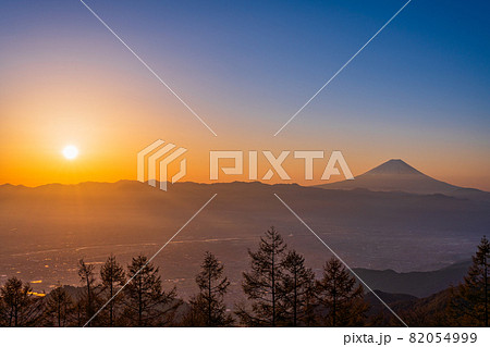 (山梨県)甘利山から望む富士山 日の出 (山梨県)甘利山から望む富士山 日の出 82054999