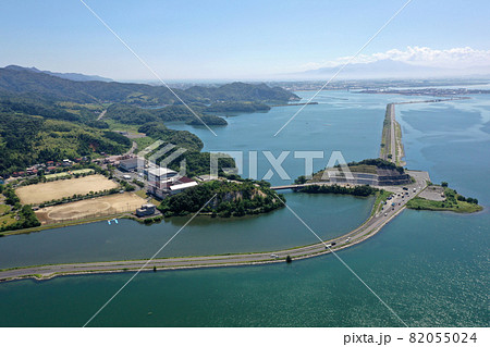中海の海上を走る美保関八束松江線の空撮 中海の海上を走る美保関八束松江線の空撮 82055024