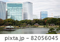 ビル群の中に存在する浜離宮恩賜庭園 82056045