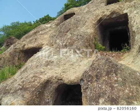 埼玉県吉見町にある古墳時代の横穴墓群・吉見百穴 埼玉県吉見町にある古墳時代の横穴墓群・吉見百穴 82056160