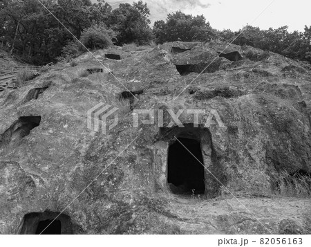 埼玉県吉見町にある古墳時代の横穴墓群・吉見百穴 82056163