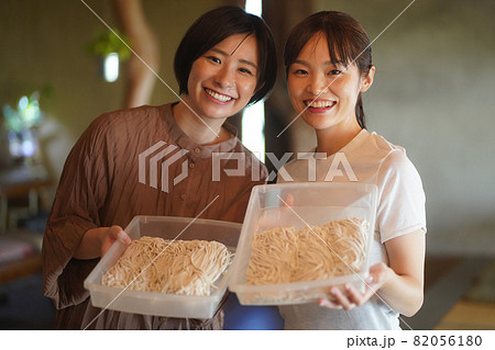 手打ちしたそばを持つ女性 82056180