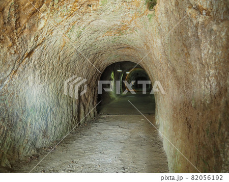 埼玉県吉見町にある古墳時代の横穴墓群・吉見百穴の地下軍需工場跡 82056192