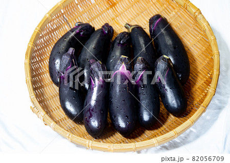 家庭菜園で収穫したザルに乗った採れたてのナスビ 82056709