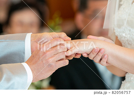 結婚式のワンシーン　結婚指輪の交換 82056757