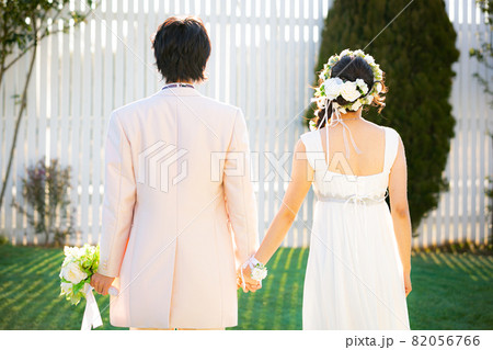 結婚式前の若い新郎新婦 後ろ姿のポートレート 結婚式前の若い新郎新婦 後ろ姿のポートレート 82056766