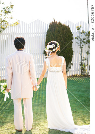 結婚式前の若い新郎新婦　後ろ姿のポートレート 82056767