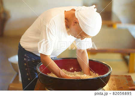 そば粉に水を加えて混ぜ合わせる男性 そば粉に水を加えて混ぜ合わせる男性 82056895