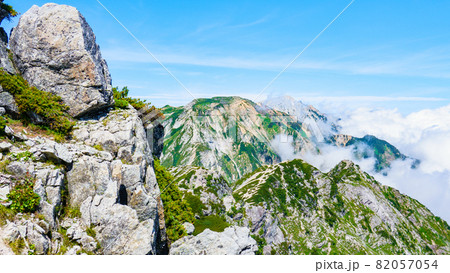 夏の唐松岳登山：唐松岳頂上山荘～山頂（白馬三山方面を望む） 82057054
