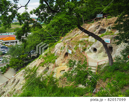 埼玉県吉見町にある古墳時代の横穴墓群・吉見百穴 82057099
