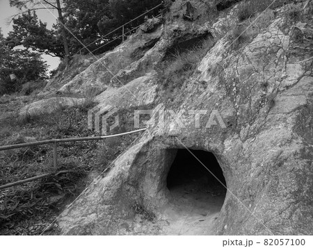 埼玉県吉見町にある古墳時代の横穴墓群・吉見百穴 82057100