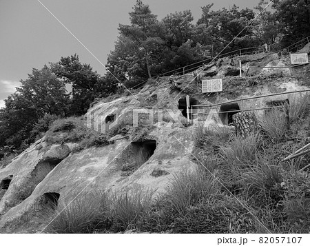 埼玉県吉見町にある古墳時代の横穴墓群・吉見百穴 埼玉県吉見町にある古墳時代の横穴墓群・吉見百穴 82057107