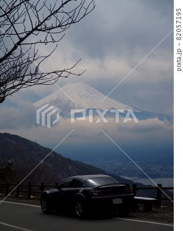雪の富士山を望む車 82057195