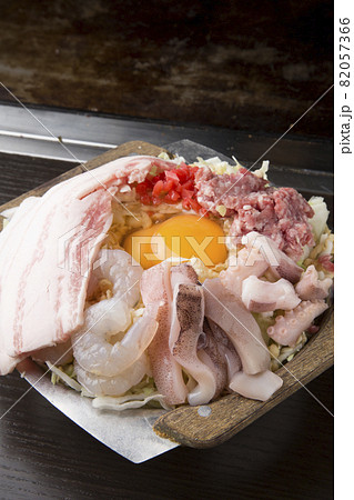 焼く前のお好み焼き　 82057366