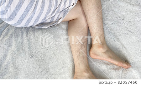 ムダ毛のたくさん生えた女性の脛とふくらはぎ ムダ毛のたくさん生えた女性の脛とふくらはぎ 82057460