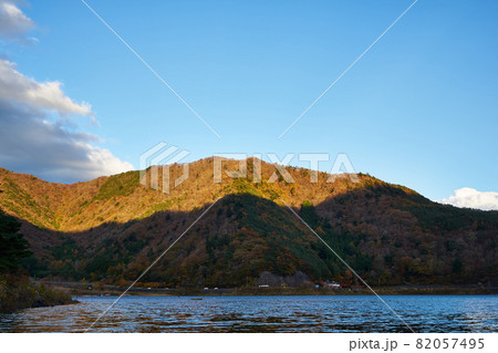 山梨県 精進湖の紅葉 山梨県 精進湖の紅葉 82057495