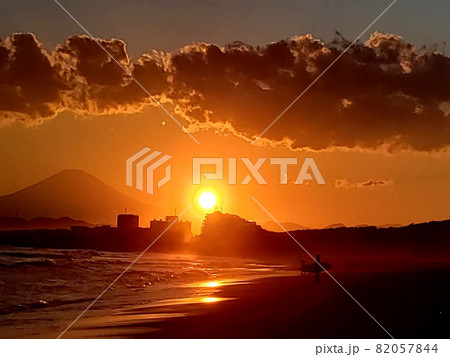 神奈川県の茅ヶ崎海岸から眺める春の富士と夕陽、輝く渚【4月】 神奈川県の茅ヶ崎海岸から眺める春の富士と夕陽、輝く渚【4月】 82057844