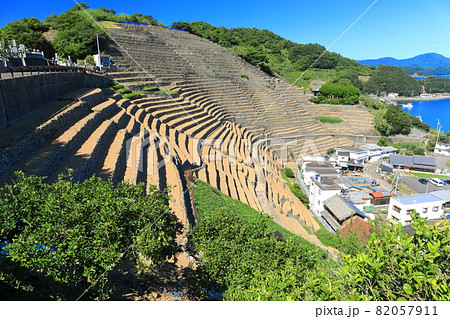 【愛媛県】快晴下の遊子段々畑 82057911