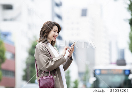 スマホで検索する若い女性 スマホで検索する若い女性 82058205