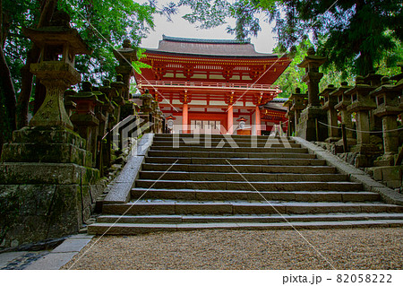 奈良の春日大社の門 82058222