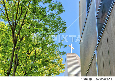 東京渋谷の都市風景　表参道の教会 82058424