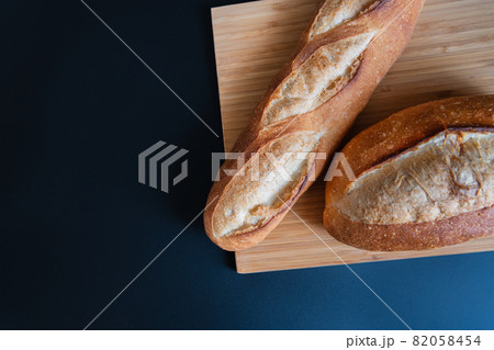 フランスパン 俯瞰撮影 黒背景素材 82058454