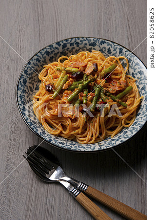 アスパラとベーコンのトマトスパゲティ 82058625