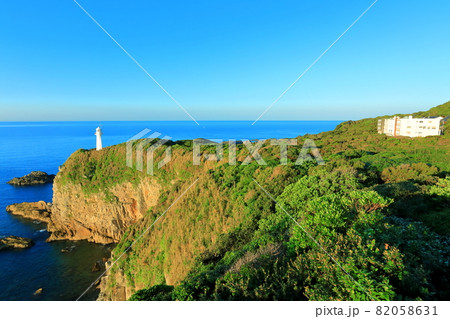 【高知県】朝日を浴びる足摺岬 82058631