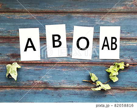 縦向きに並べて置いた4枚の白いカード_青板背景_ABOAB文字入り 82058816