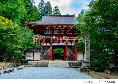 室生寺の入口と青空 82058886