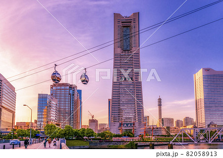 横浜の都市風景 夕日とロープウェイとランドマークタワーと汽車道 横浜の都市風景 夕日とロープウェイとランドマークタワーと汽車道 82058913