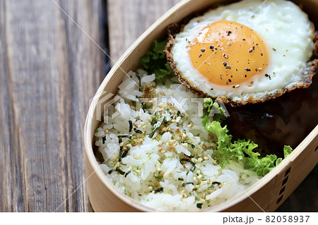 曲げわっぱに入れたハンバーグの一品弁当 82058937