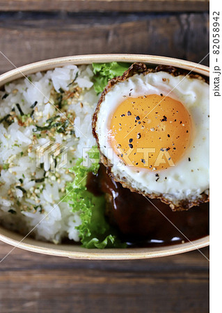 曲げわっぱに入れたハンバーグの一品弁当 82058942