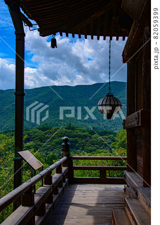 奈良の長谷寺の青空と山 82059399
