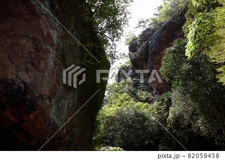ロマンチック茨城(城里町岩谷山佛国寺の奥の院の岸壁。其の昔、この中腹には掛け造りの観音堂があった。) ロマンチック茨城(城里町岩谷山佛国寺の奥の院の岸壁。其の昔、この中腹には掛け造りの観音堂があった。) 82059458