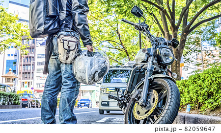 東京ツーリング 表参道の路上駐車場にバイクを止めるライダーのイメージカット 東京ツーリング 表参道の路上駐車場にバイクを止めるライダーのイメージカット 82059647