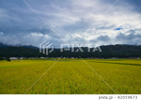 雲迫る小雨の里山 富山県朝日町山崎地区の九月 雲迫る小雨の里山 富山県朝日町山崎地区の九月 82059673
