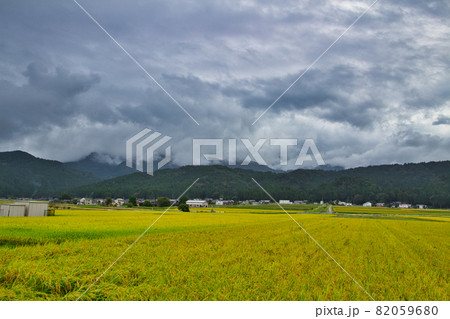 雲迫る小雨の里山 富山県朝日町山崎地区の九月 雲迫る小雨の里山 富山県朝日町山崎地区の九月 82059680