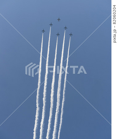 青空に描かれた5本の飛行機雲 82060204