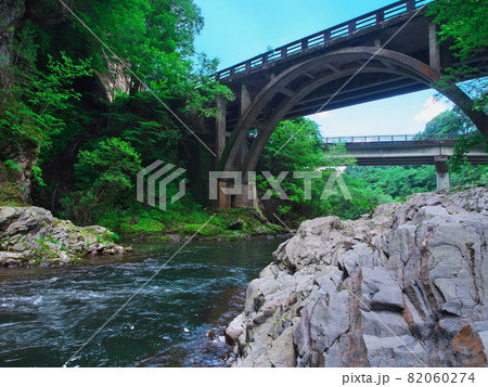 深緑の木曽町開田高原柳又地区　西野川にかかる廃道の橋 82060274
