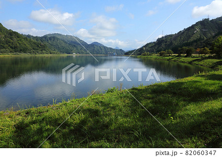 只見湖の湖面に映る秋の景色 福島県只見町 只見湖の湖面に映る秋の景色 福島県只見町 82060347