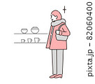 ショッピングしている女性 82060400