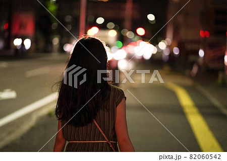 帰り道 札幌 大通 女性の後ろ姿 帰り道 札幌 大通 女性の後ろ姿 82060542