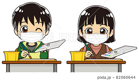 図工の授業で水彩画を描いている小学生の男の子と女の子(マスク着用) 82060644