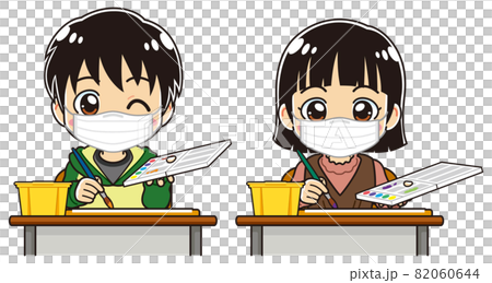 図工の授業で水彩画を描いている小学生の男の子と女の子(マスク着用) 82060644