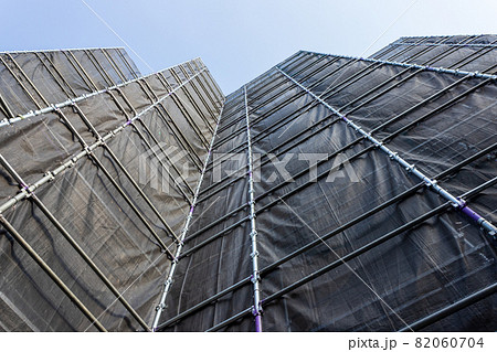 高層集合住宅外壁修理のために取り付けられた黒いシート 82060704