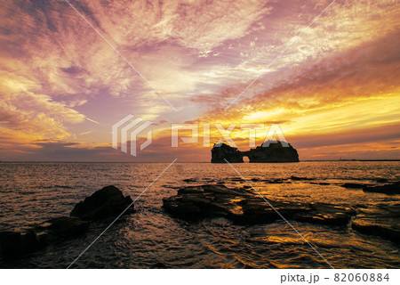 円月島の夕焼け　和歌山県西牟婁郡白浜町 82060884