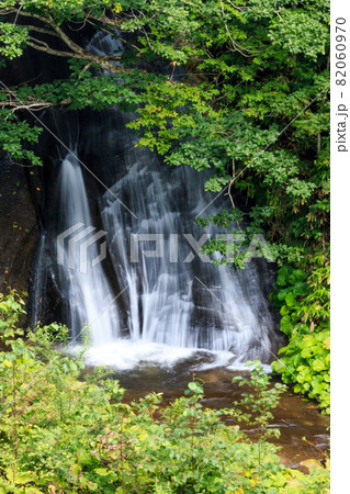 北海道恵庭市、涼しげな夏のラルマナイの滝【7月】 82060970