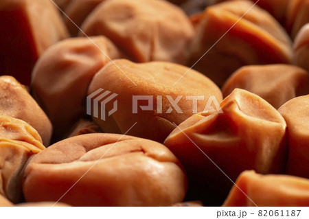 広げておいた梅干し 82061187